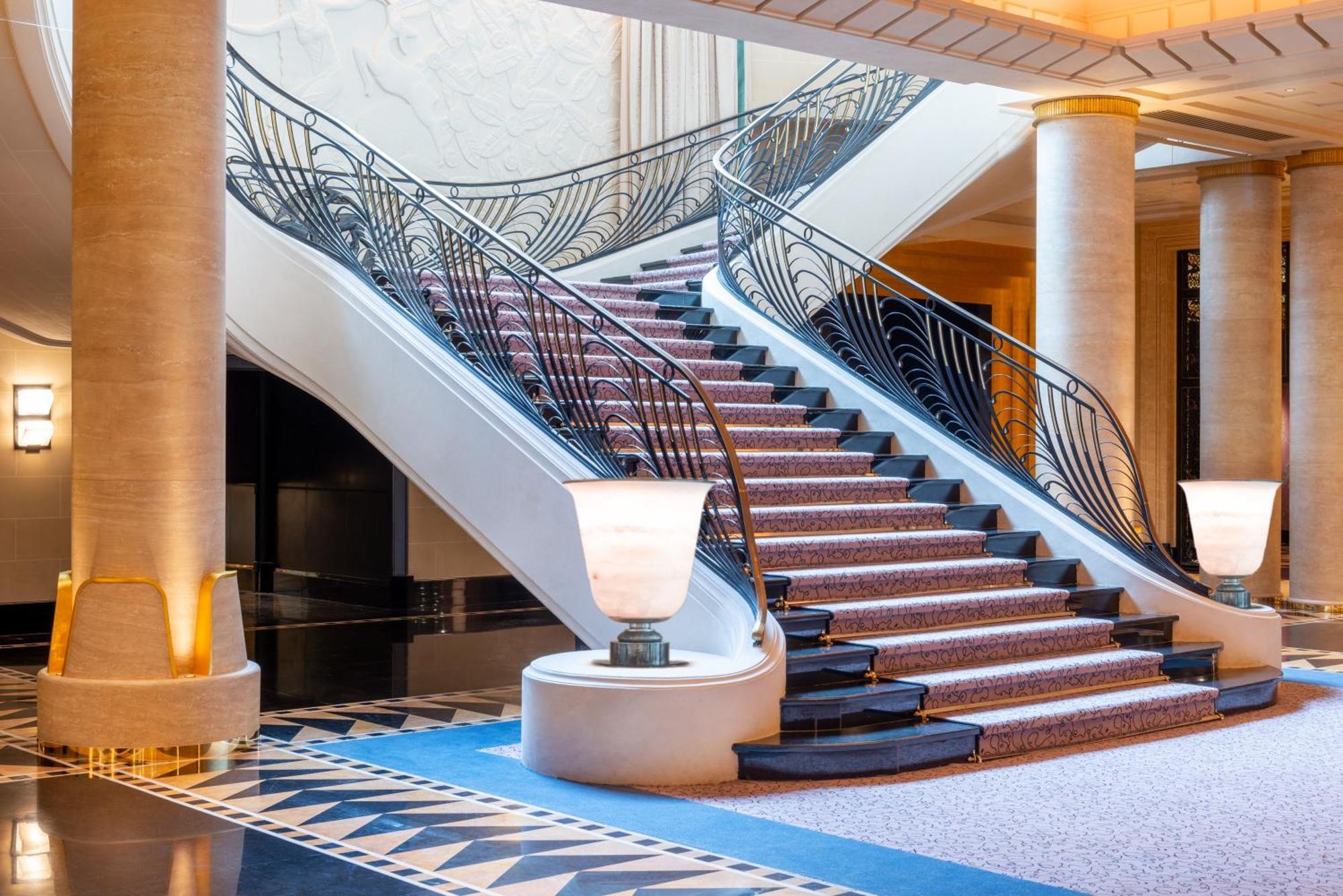 L'Hotel Du Collectionneur Paris Luaran gambar The staircase in the lobby