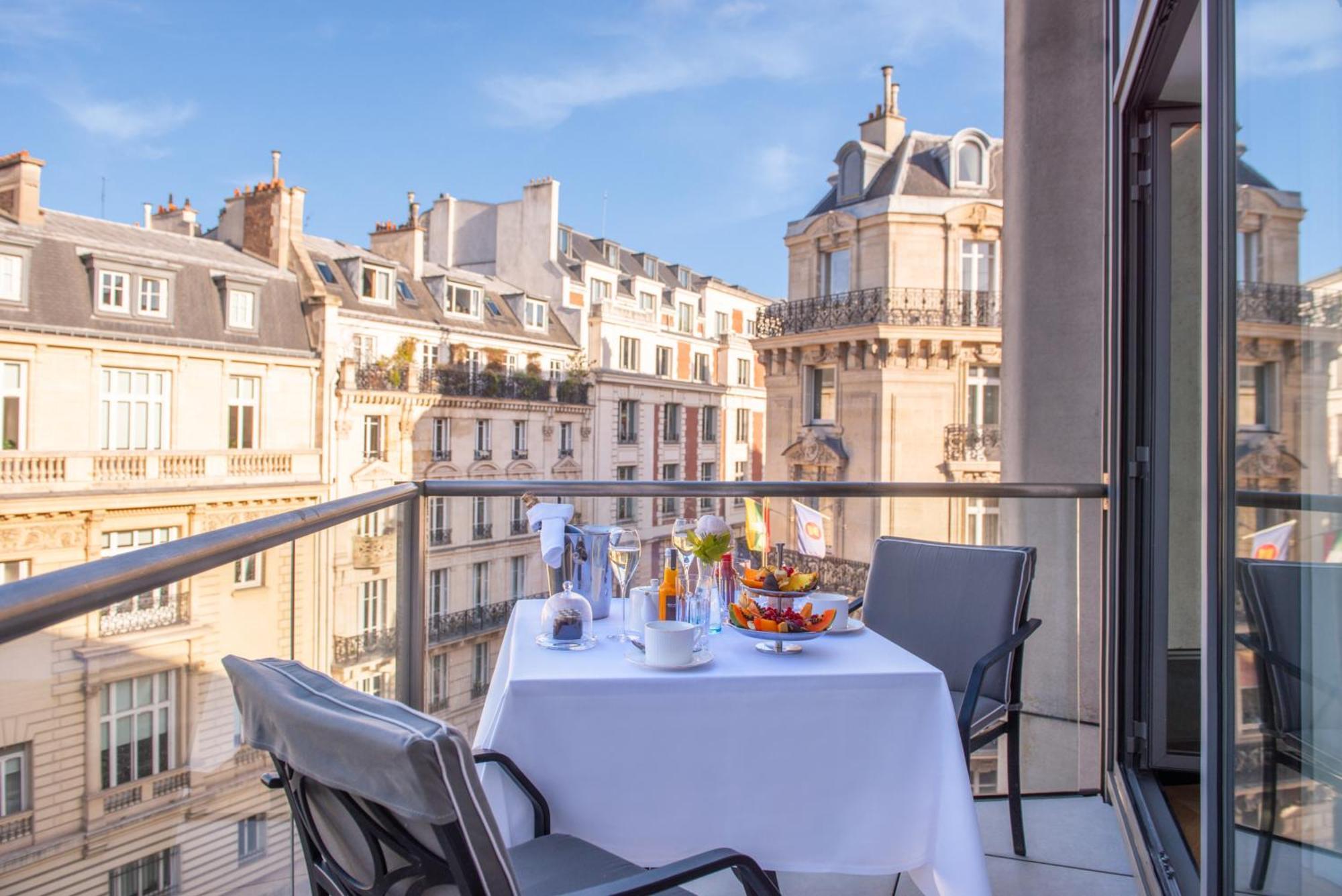 L'Hotel Du Collectionneur Paris Luaran gambar A balcony in Paris